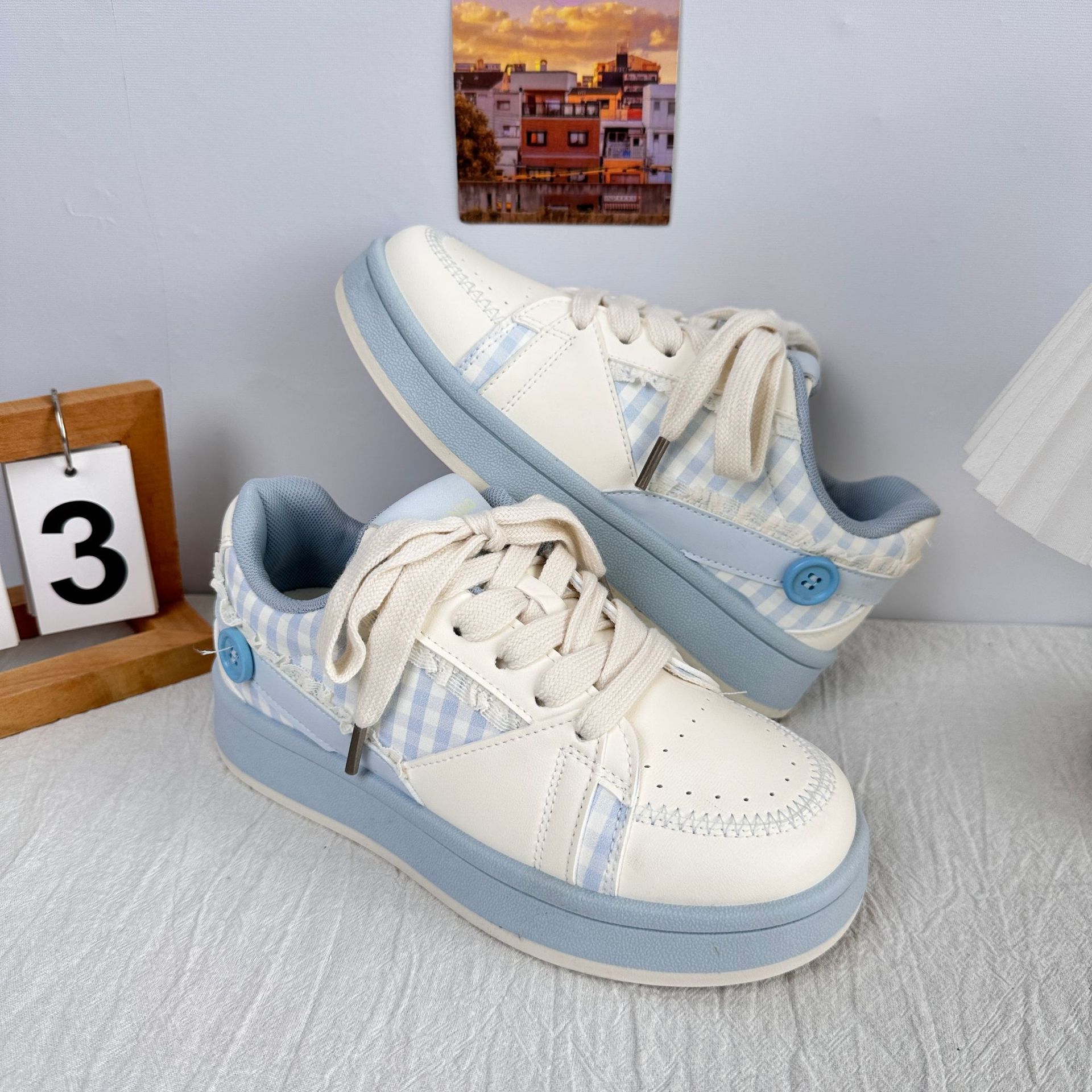 Yuanbo primavera y verano suela gruesa zapatos blancos para mujer 2025 nuevas zapatillas de deporte de dopamina zapatos de pan de nicho de todo fósforo