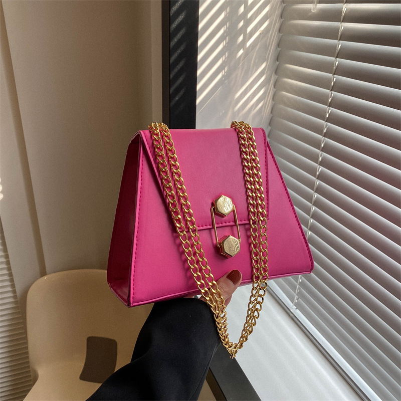 Trapezoidal pequeña bolsa cuadrada de verano de las mujeres de color sólido nicho diseño bolsa de mensajero 2023 nueva cadena de bloqueo de moda bolso de las mujeres