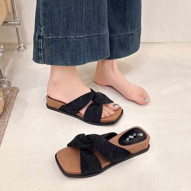 Zapatillas de tacón grueso de estilo francés 2026 nuevas zapatillas de vacaciones con falda frente al mar