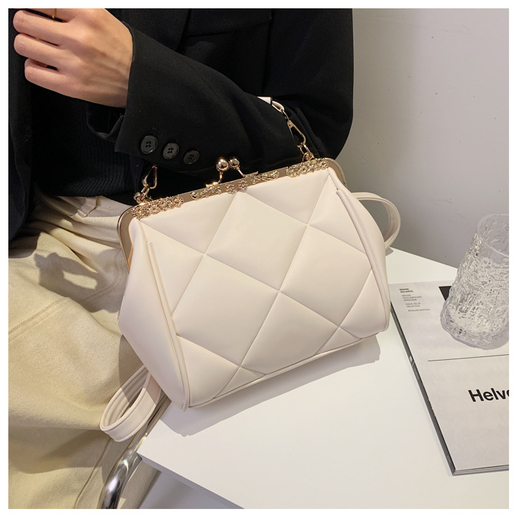 New Fashion Rhombus Embossed One-shoulder Diagonal Clip Bag Wholesale Nihaojewelry display picture 23