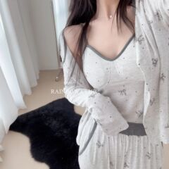 四季蝶結びの肌に優しいモーダルパジャマ女性春秋長袖長ズボンのストラップに胸パッドを含む3点セットの外着が可能です。