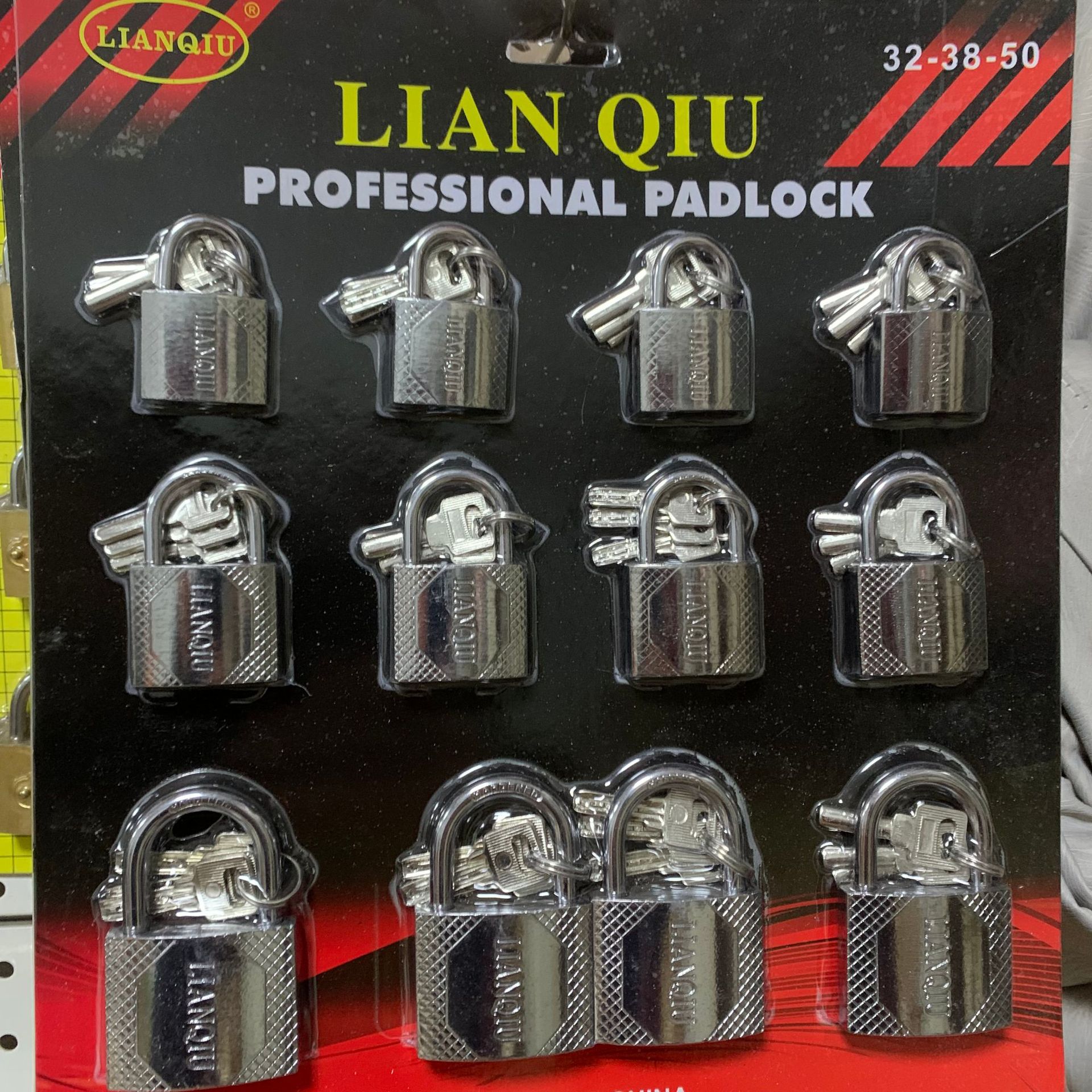 Cerradura de tarjeta de succión atómica al por mayor de fábrica Cerradura de cobre de imitación Cerradura de hierro Llave de media luna Cerradura de combinación antirrobo anti-palanca para el hogar