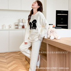 女性用の秋と冬の厚みのあるハーフベルベットホーム服、新しい高級パジャマセット、屋外で着用できるキュートで甘いスタイルのパジャマ