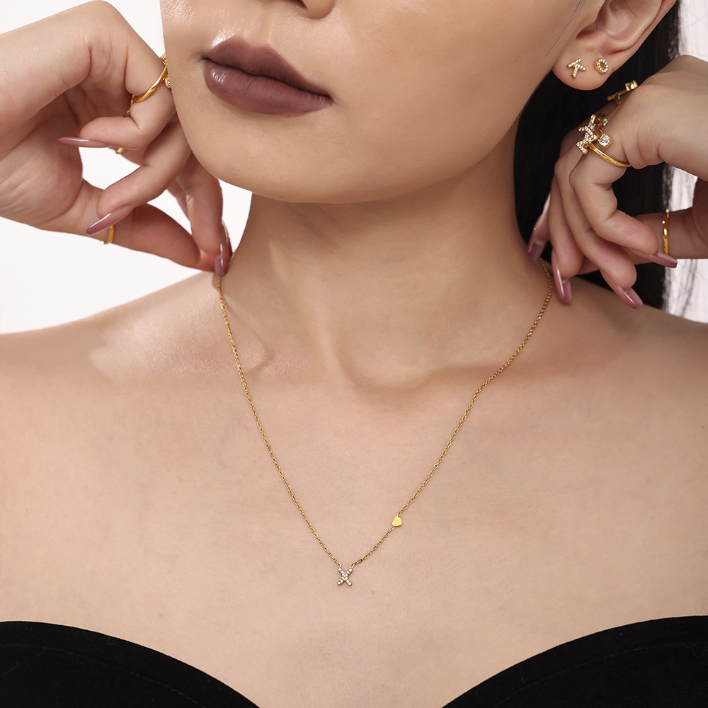 Qiong Yao Titanium Steel 26 letras con incrustaciones de circón Juego de joyas PVD chapado en oro real collar de retención de color pulsera anillo aretes