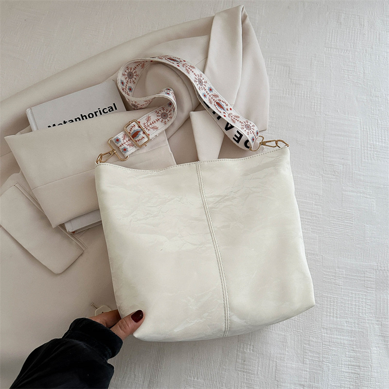 Textura simple de gran capacidad 2024, nuevo nicho de verano de moda bolsas de cubo de agua, mochila casual versátil