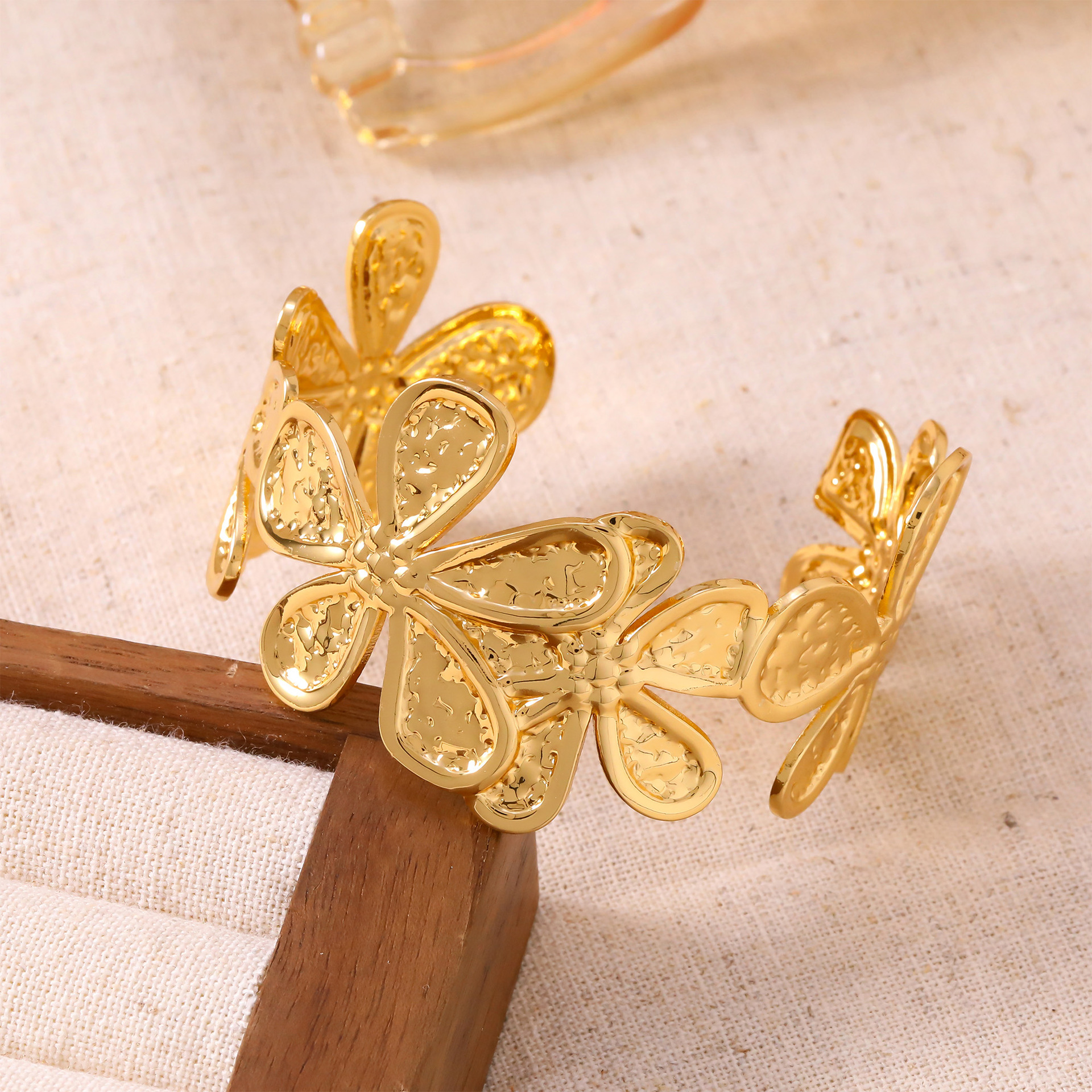 Golden bracelet, flowered