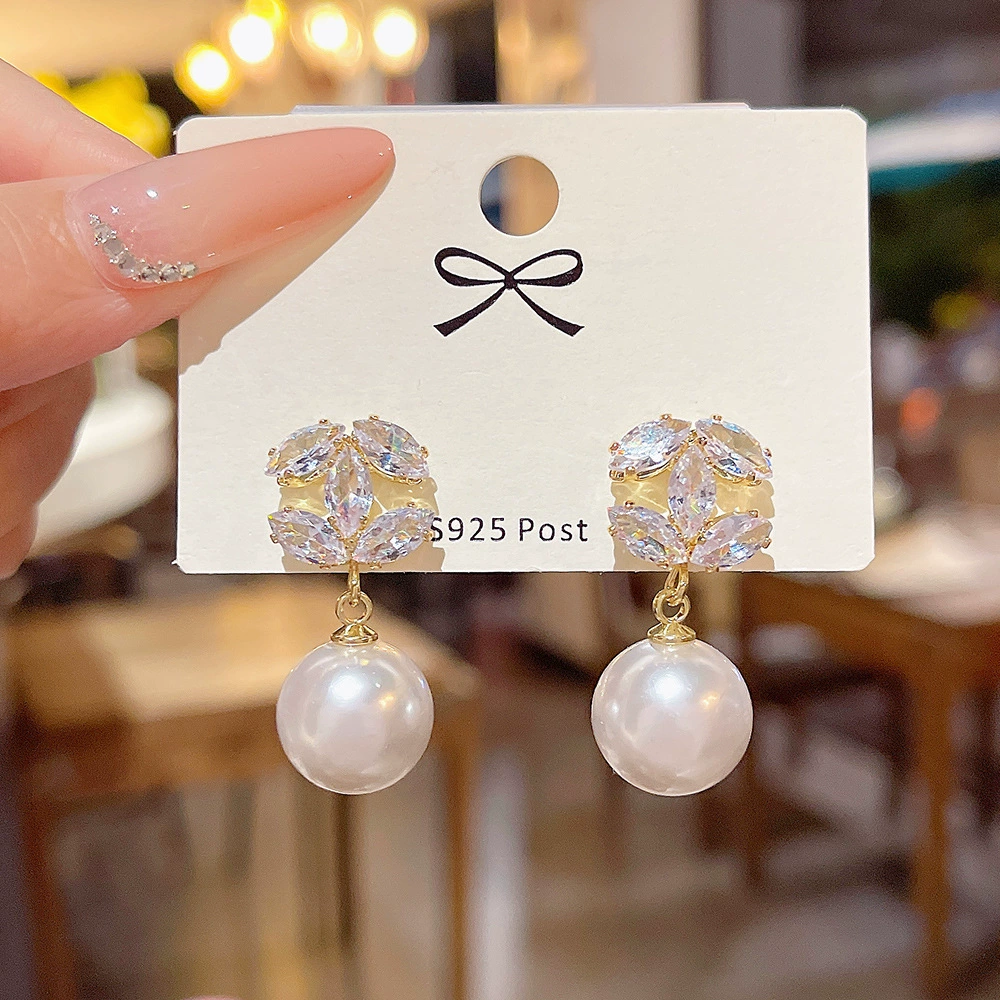 Серебряные серьги 925 пробы, жемчужные вставки, легкая роскошь европейский стиль, легкие