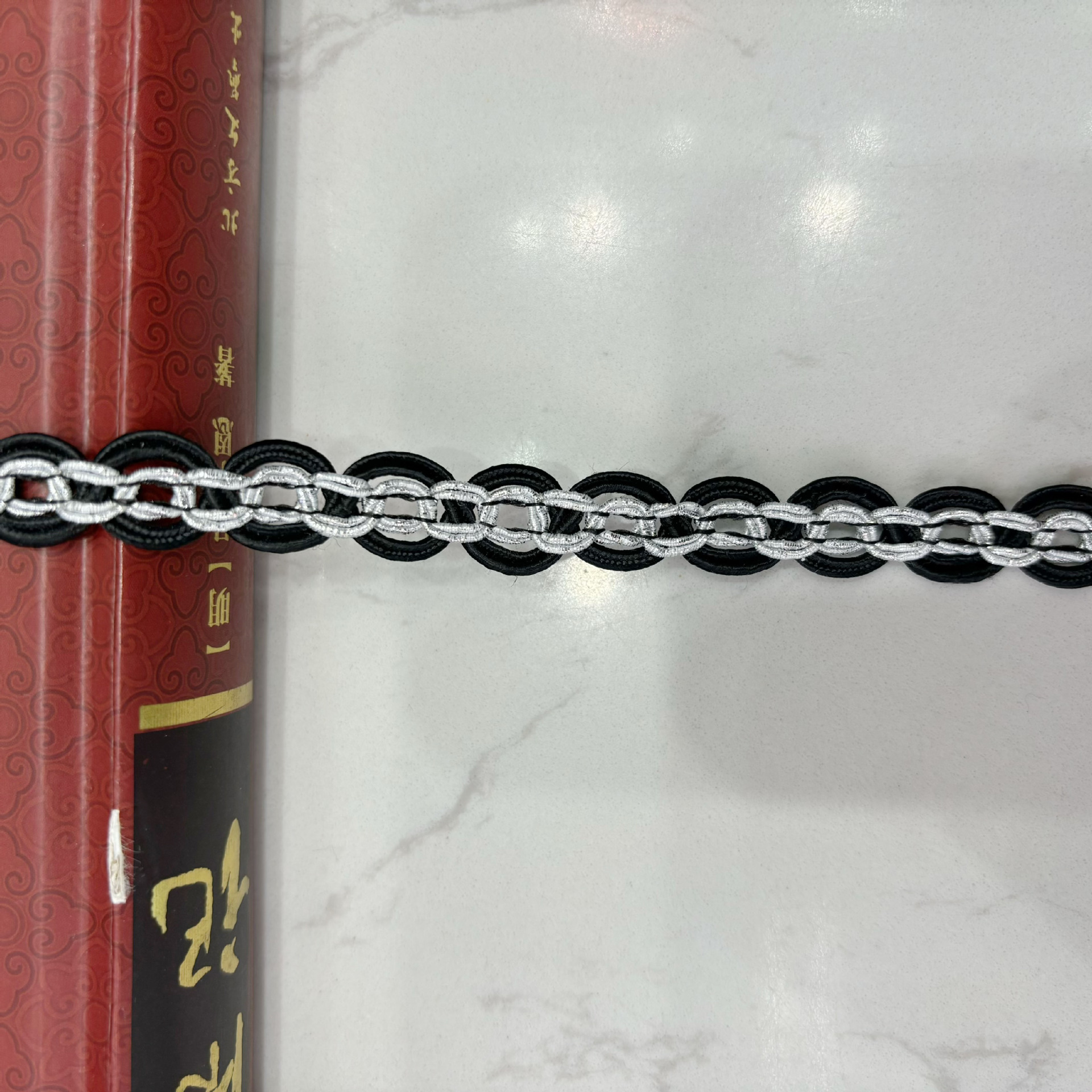 Fábrica en stock Venta Directa estilo étnico encaje con cuerda de pozo oro y plata seda ocho caracteres encaje vestido de novia traje Accesorios