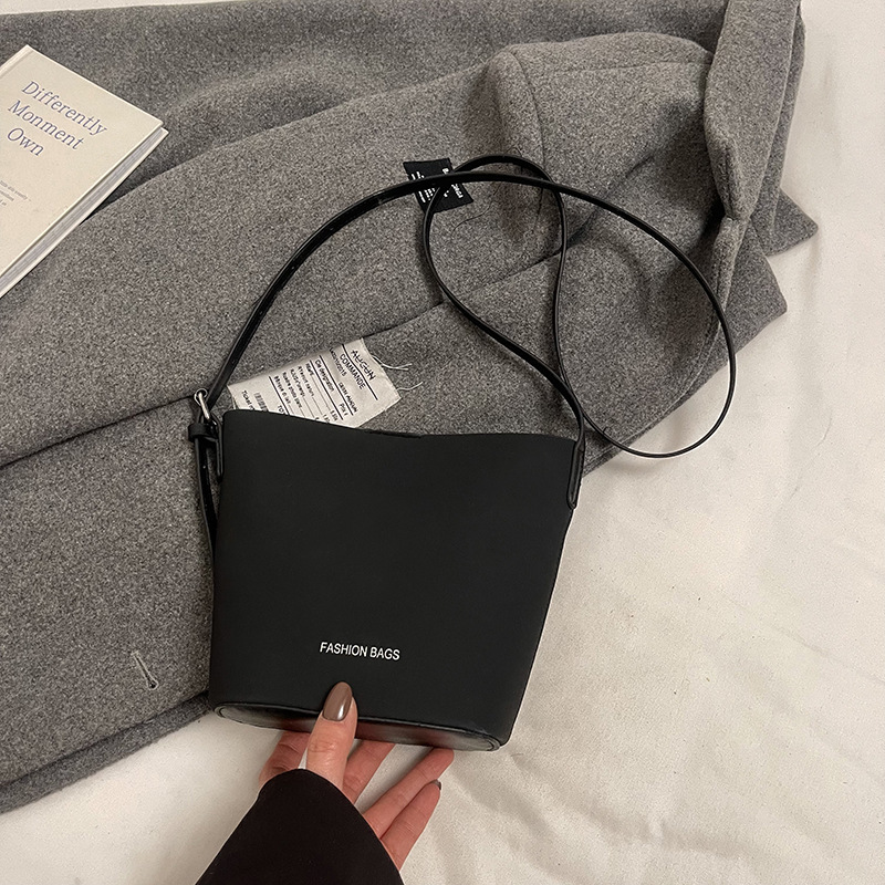 Bolsa de mano de seda retro esmerizada de alta calidad para mujeres 2025, nuevo bolso de balde de primavera simple y versátil.