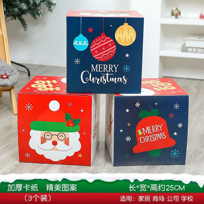 クリスマス装飾ギフトボックスの店頭デパートのショーウインドーのシーンにクリスマスツリーの下に飾られたギフトボックス|undefined