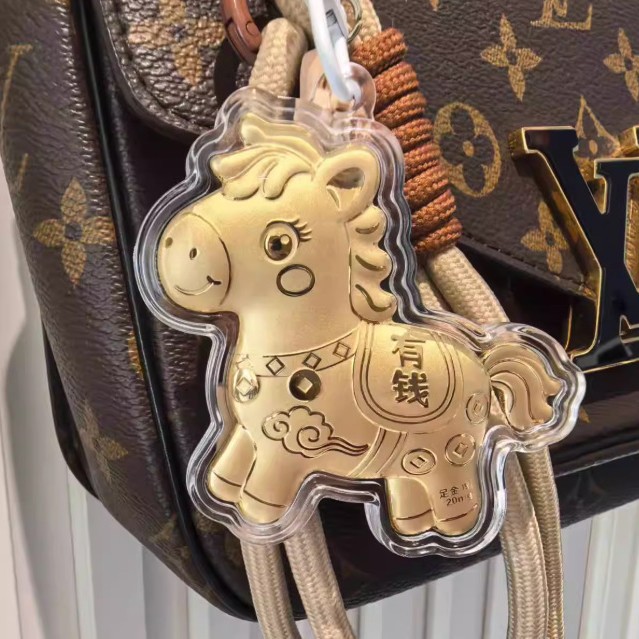 2026款爆款仿黄金马上有钱暴富黄金挂件 包包钥匙扣手机链送女友