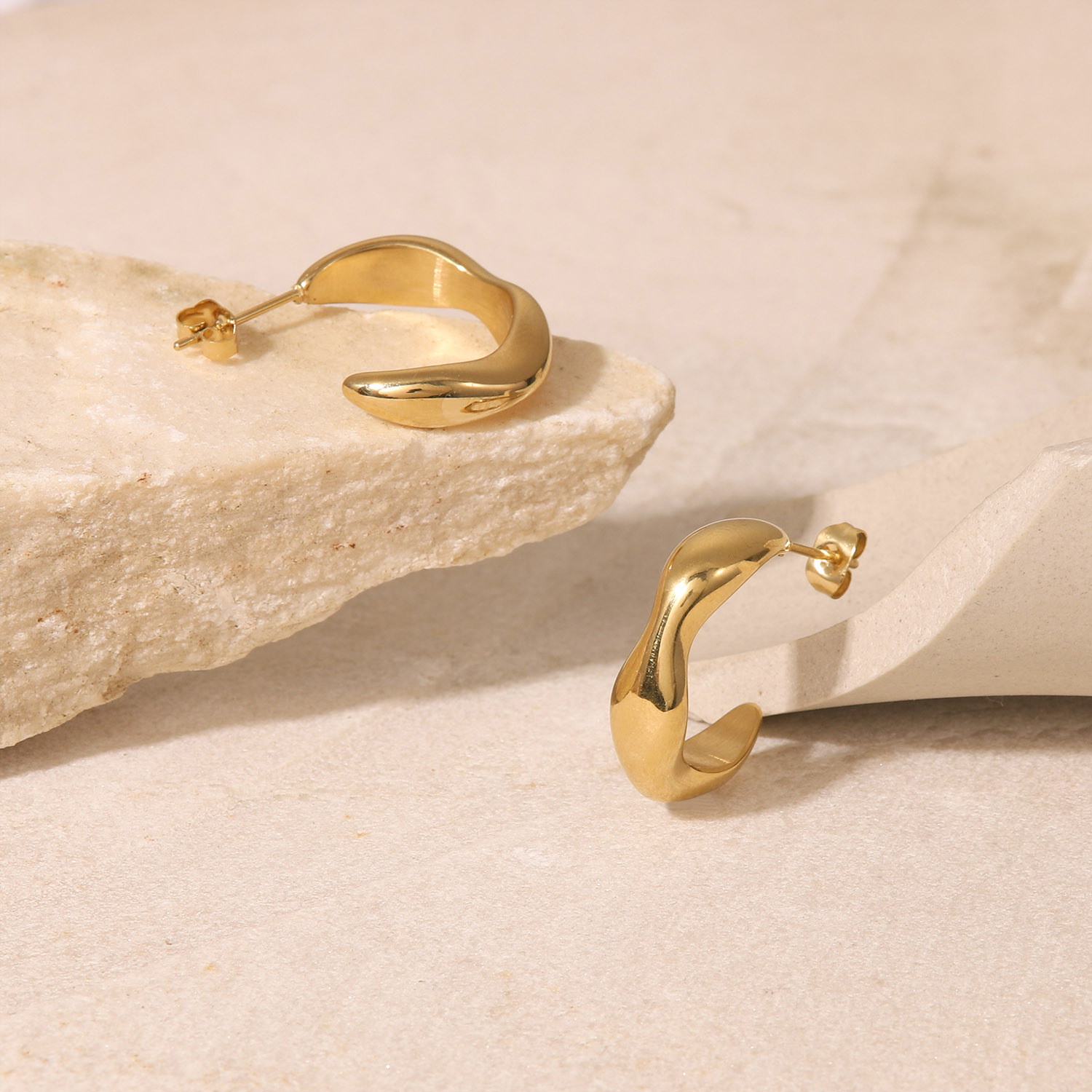 Mode Einfache 14k Gold-überzogene Edelstahl Unregelmäßigen C-förmigen Ohrringe display picture 2
