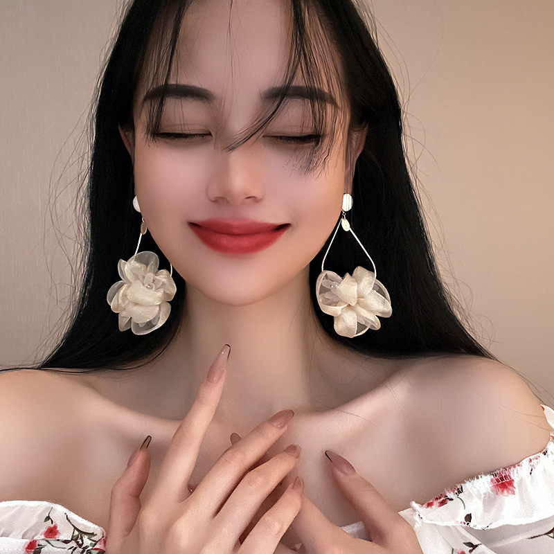 Aguja de plata Corea Dongdaemun Moda Pendientes exagerados Pendientes de tela de cristal artificial de nicho Pendientes largos de flores