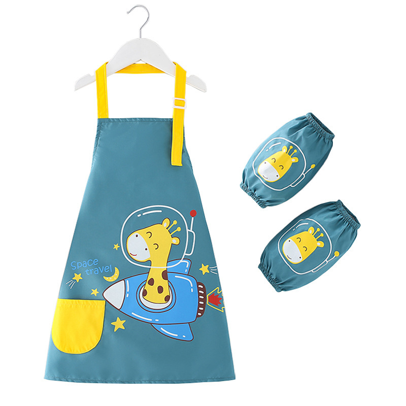 子供のエプロンの絵のカバーの服の男の子の赤ちゃんは食事をします。|undefined