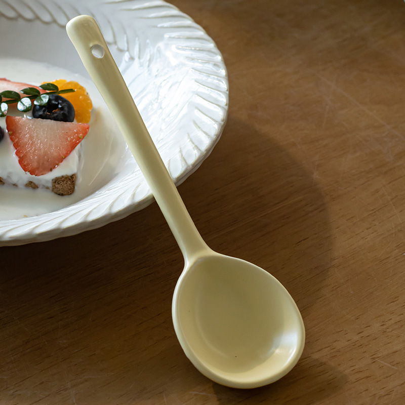 Cuchara de cerámica de estilo retro, mango largo, cuchara de postre de alto valor para el hogar, cuchara de arroz simple y creativa, cuchara, ligero defecto