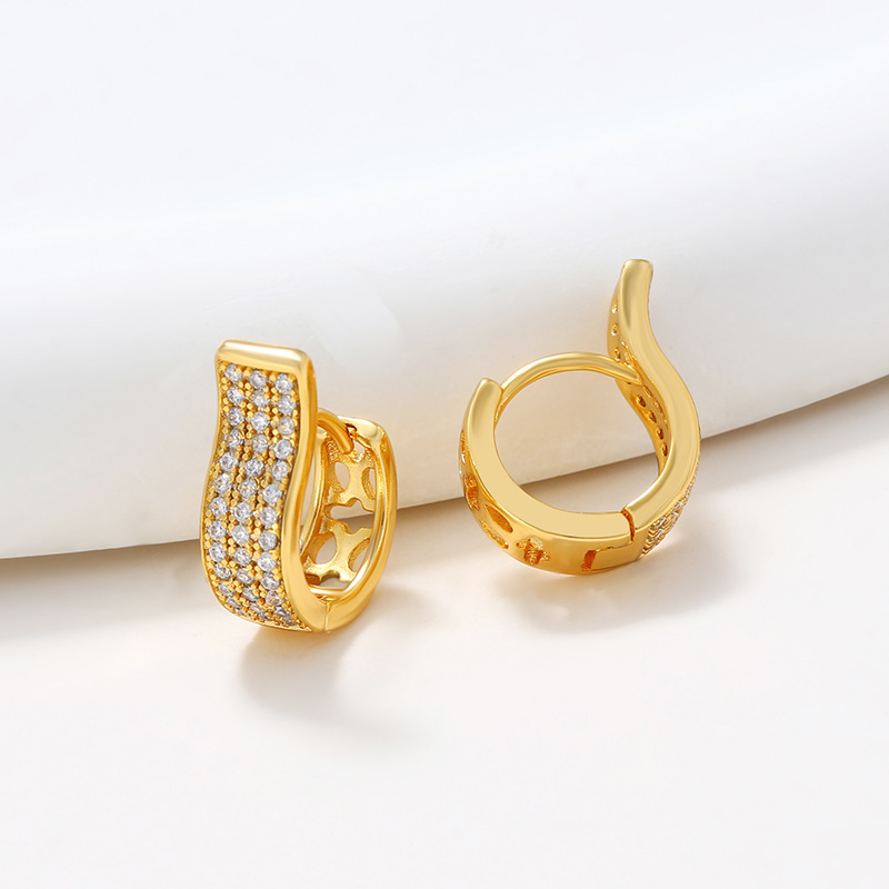 Xuping nueva aleación de cobre otoño invierno ligero aretes de lujo de viento de verano de alto nivel sensación de tres filas de perfiles de perforación de orejas para mujeres