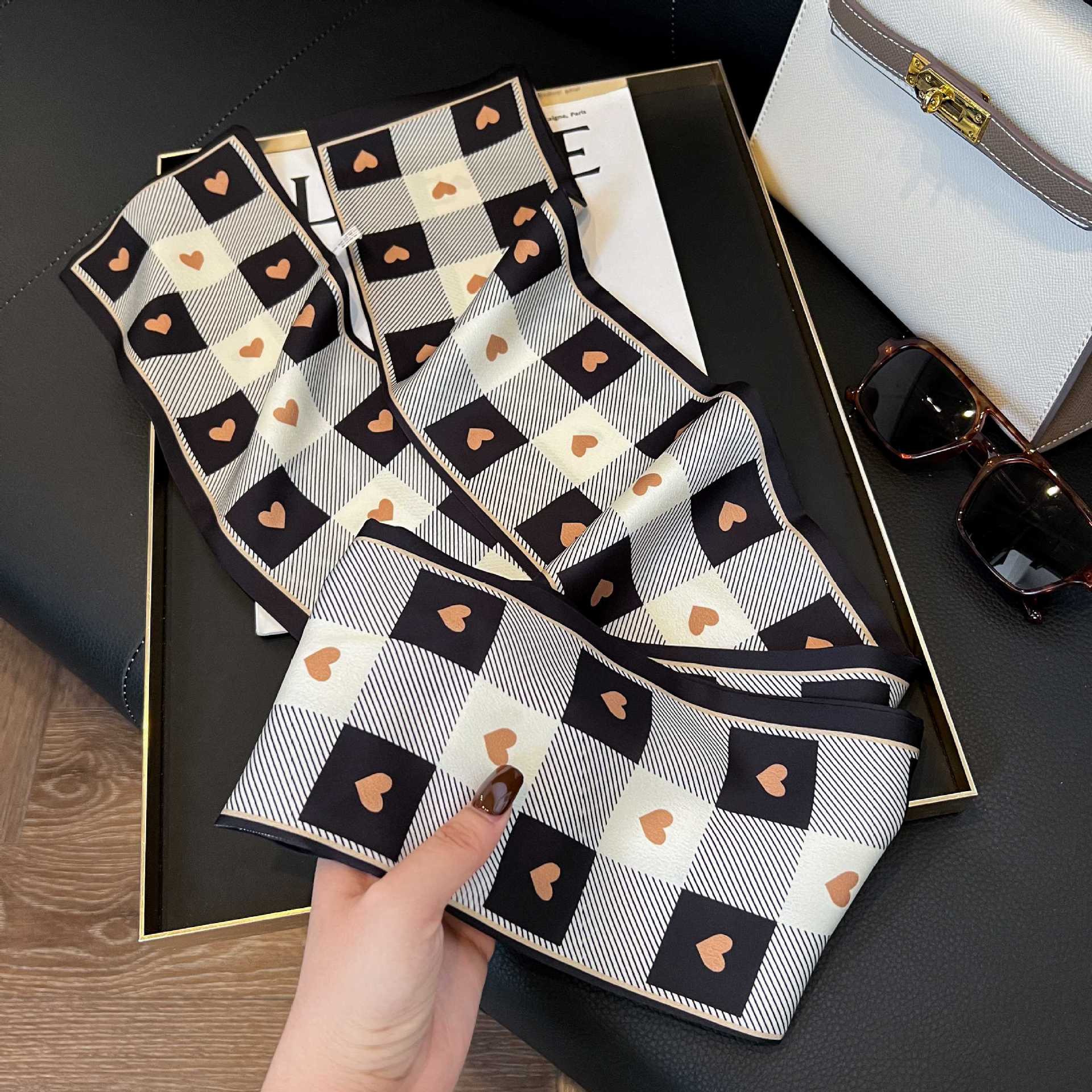 Nueva bufanda de seda pequeña banda larga estrecha para el cabello mujer estilo primavera y otoño moda madre bufanda estilo verano estilo fino serpentina bufanda al por mayor