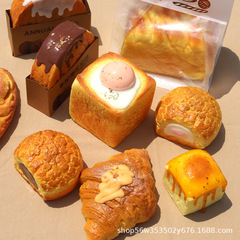 スローバックはおもちゃの湿った柔らかいケーキをつまんで手をくっつけます。
