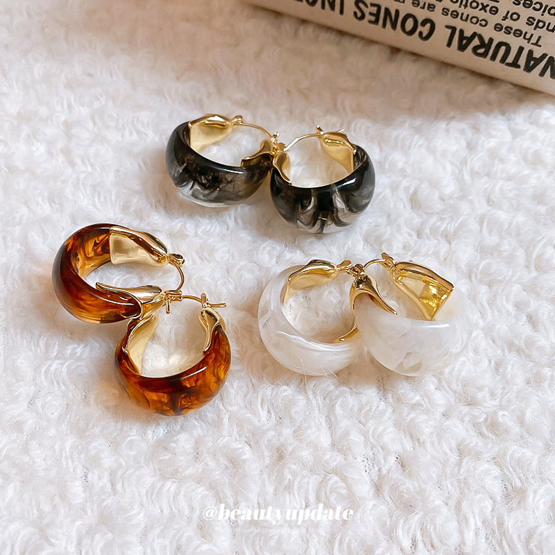 Maillard resina en forma de U hebillas de oreja retro nicho todo fósforo Pendientes de lujo ligero de temperamento de moda otoño e invierno de alta gama