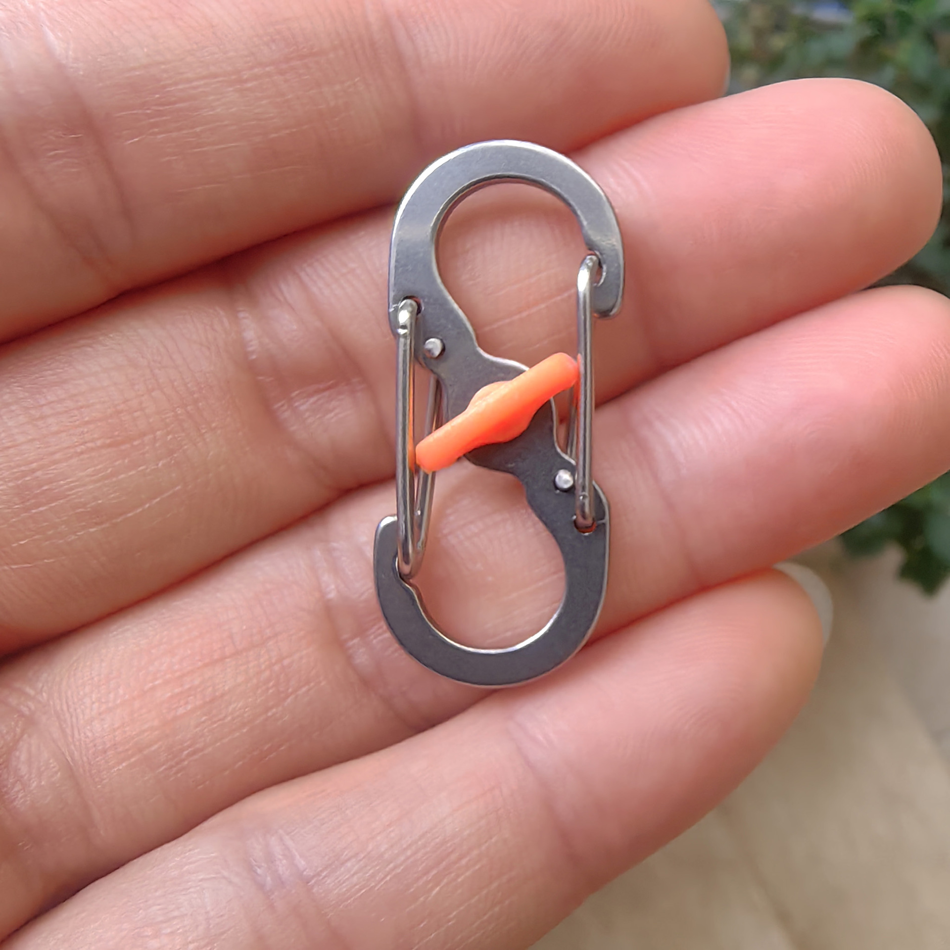 Suministro directo de fábrica con cerradura Hebilla de 8 palabras antirrobo S hebilla de metal anti-caída llavero creativo pequeño regalo mini hebilla colgante rápida image 11