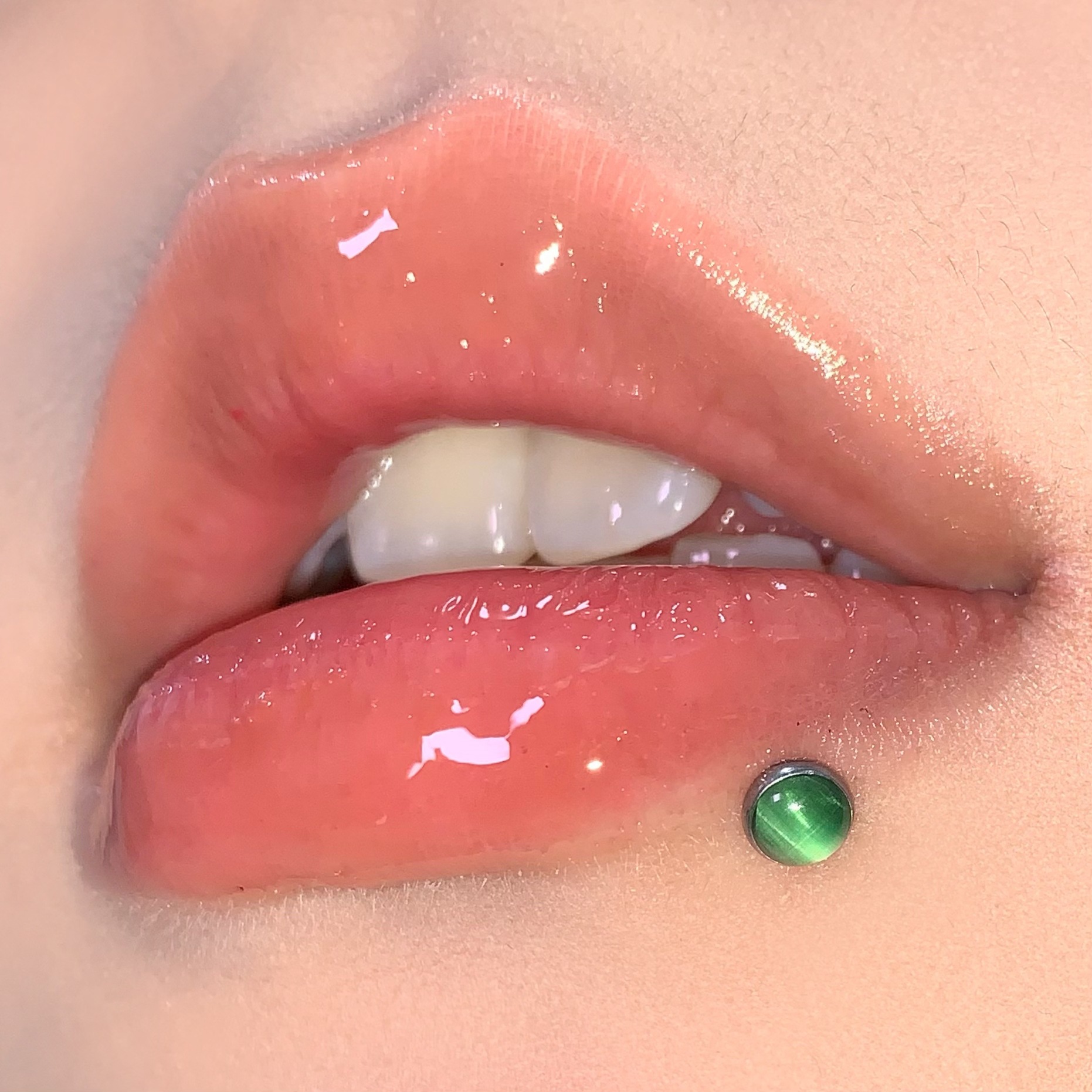 16G labret stud size and finish detail