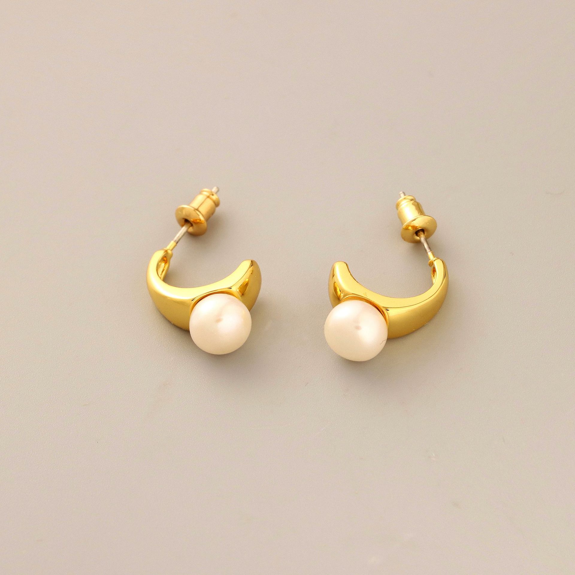 Simple Style C Shape Geometric Copper Gold Plated Pearl Ear Studs 1 Pair