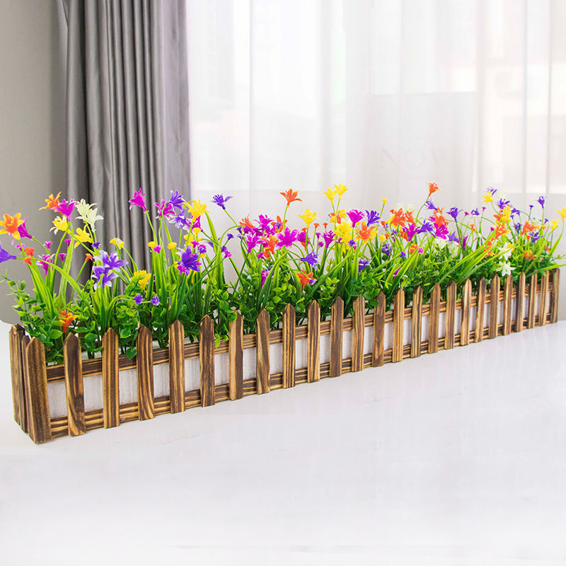 柵のプラスチックの造花のシミュレーションの花の客間の壁の角の陽の窓の台は仕切りを切って装飾の緑の植栽を遮って鉢植えの植木鉢を飾ります。|undefined
