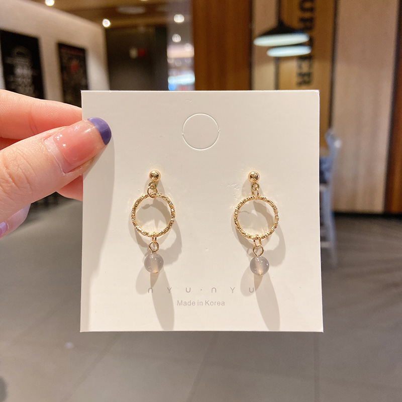 Luz de lujo de alto nivel nicho de diseño femenino sensación de aretes de bordilla temperamento perla asimetría joyería perla al por mayor