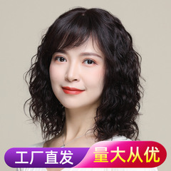 かつらの女性の長い髪の長いカールの中高年のお母さんのかつら
