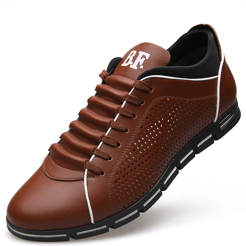 Zapatos con agujeros marrones