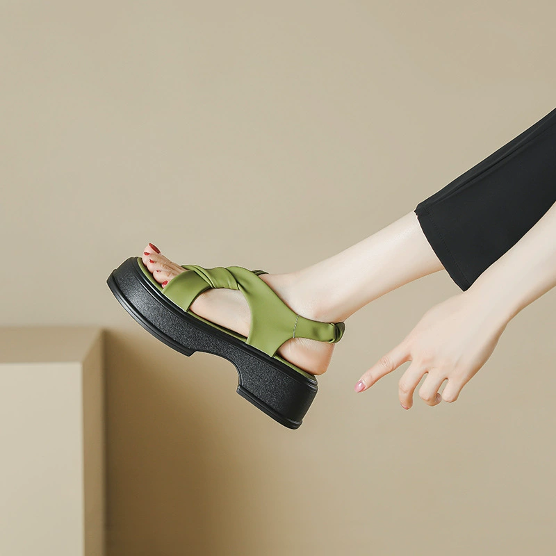 Женские сандалии на платформе на лето 2023 Новый стиль Перекрестные ремешки на платформе Подошва Уличные повседневные сандалии Женская римская пляжная обувь