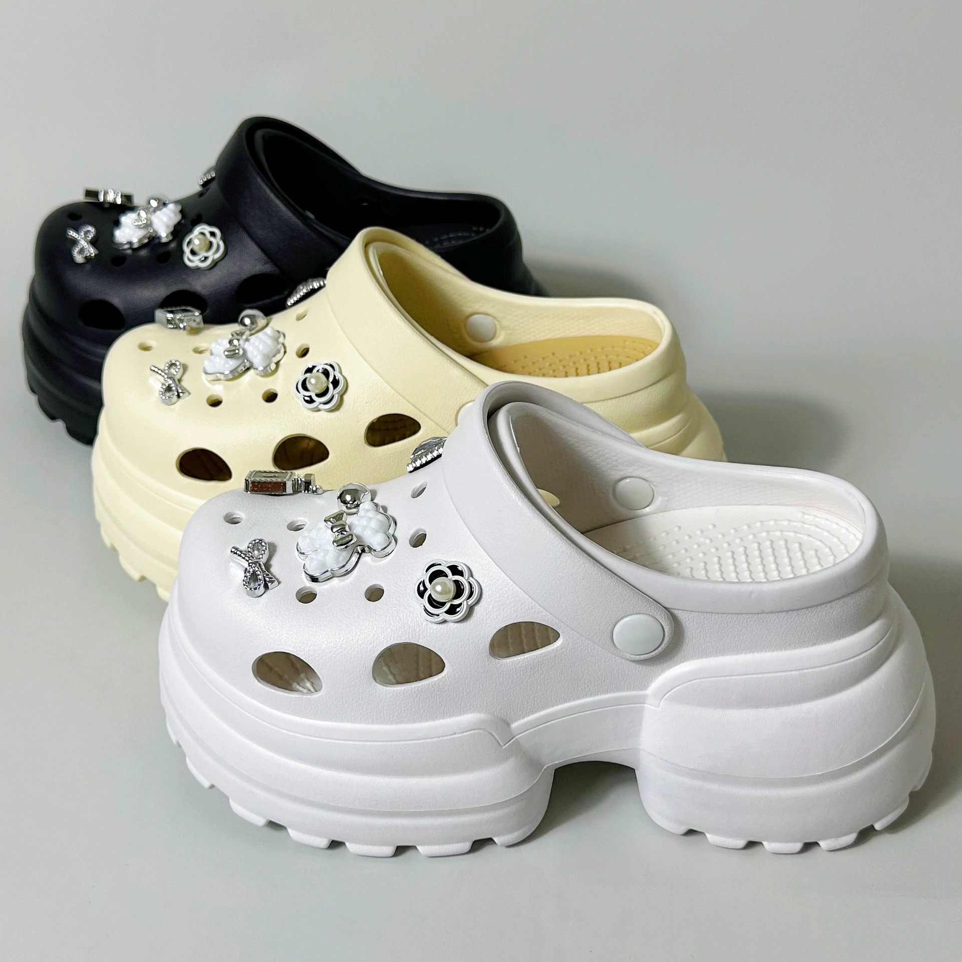 Универсальные сабо на толстой подошве, мягкой подошве, нескользящие, устойчивые к запаху, модные повседневные уличные тапочки с закрытым носком, сандалии с двойным белым медведем.