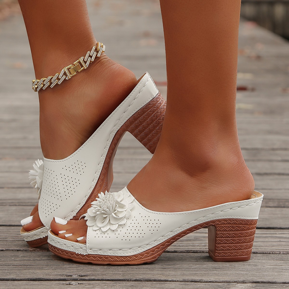 2025 여름 국경 간 대외 무역 대형 로마 스타일 꽃 장식 스윙 라인 경량 웨지 두꺼운 밑창 간단한 슬리퍼 여성용