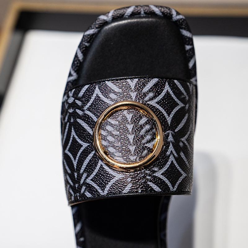 Flache Sandalen Europäische und amerikanische Outdoor-Flip-Flops mit bedruckten Buchstaben und Metallschnallen für Damen_voghion.com