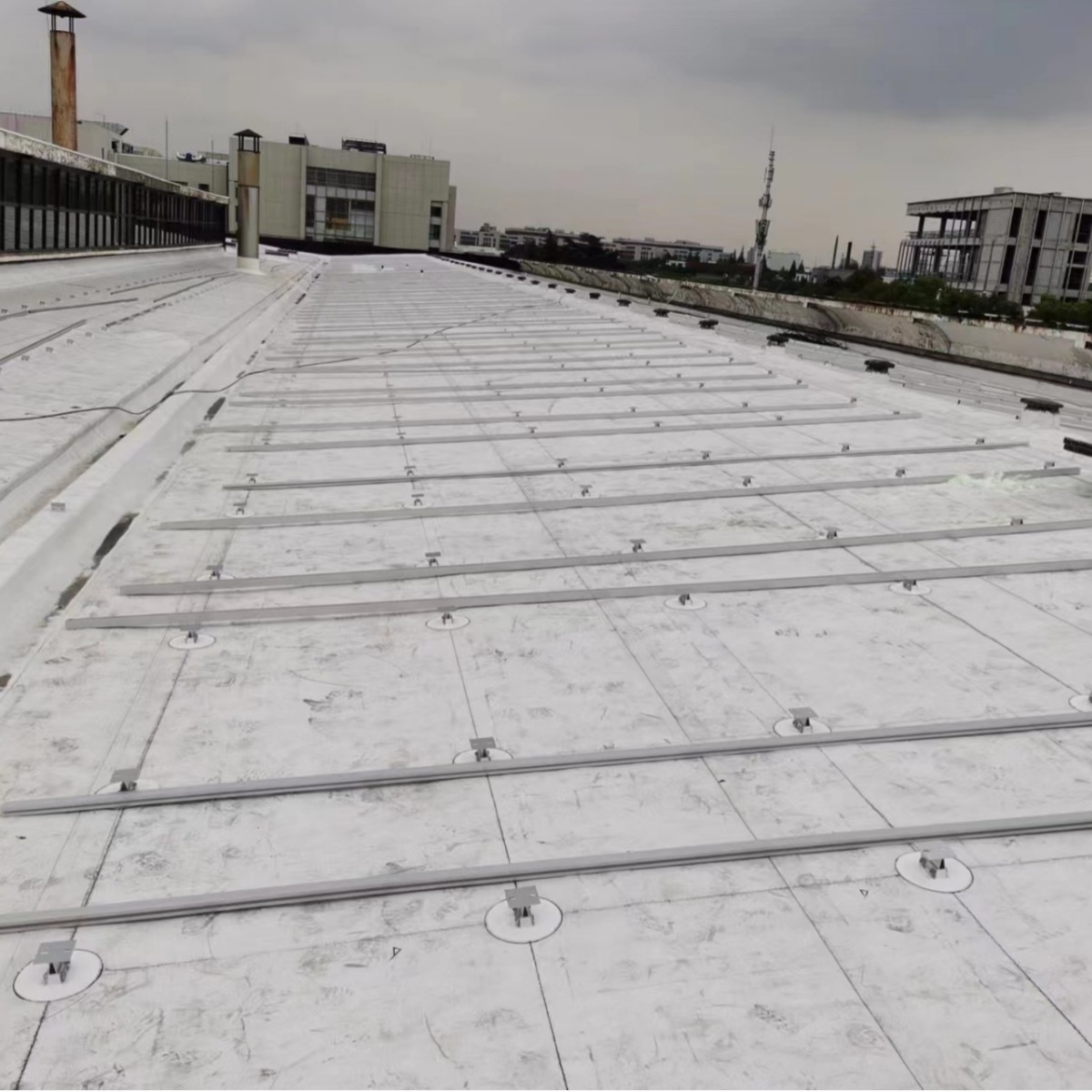 天达tpo单层柔性屋面系统安装固定轨道柔性光伏支座钢构柔性屋面