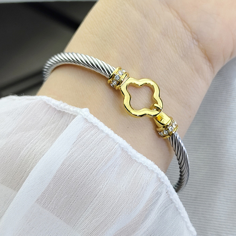European and American stainless steel 18K gold clover hook buckle diamond bracelet titanium steel cable rope female bracelet wholesale