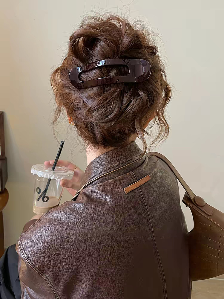 チョコレートブラウンのシンプルな髪にサメのクリップ2025の新しい高級感ヘアクリップの女性の後頭部クリップの髪飾り