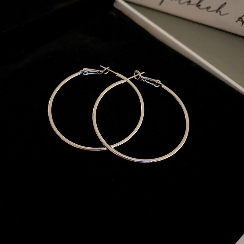 Pendientes de metal transfronterizos de otoño e invierno con aguja de plata, pendientes, pendientes de viento frío de moda de nicho, pendientes de lujo de alta gama de luz de todo fósforo