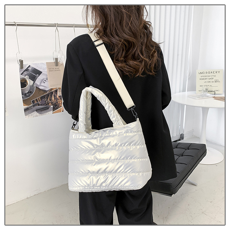 Mittel Nylon Einfarbig Mode Gesteppt Quadrat Reißverschluss Handtasche Umhängetasche Quadratische Tasche display picture 4
