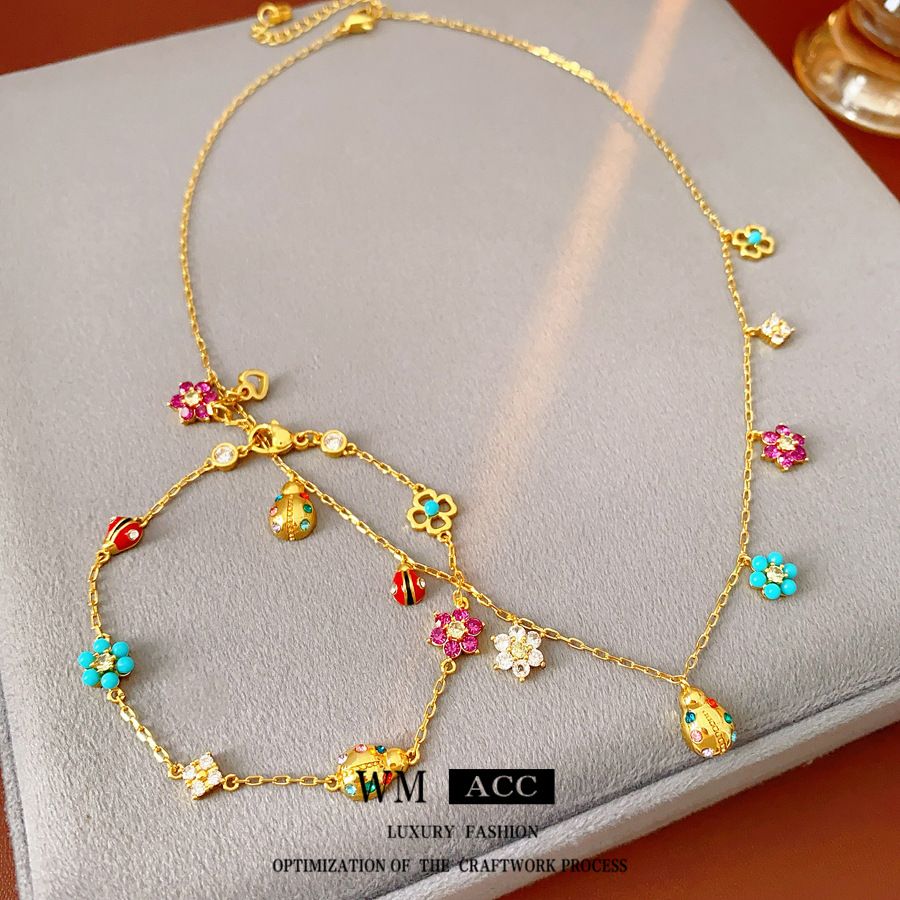 Flores de dopamina goteando mariquita colgante conjunto de lujo ligero de lujo de lujo de alta calidad cadena de clavícula de moda temperamento collar