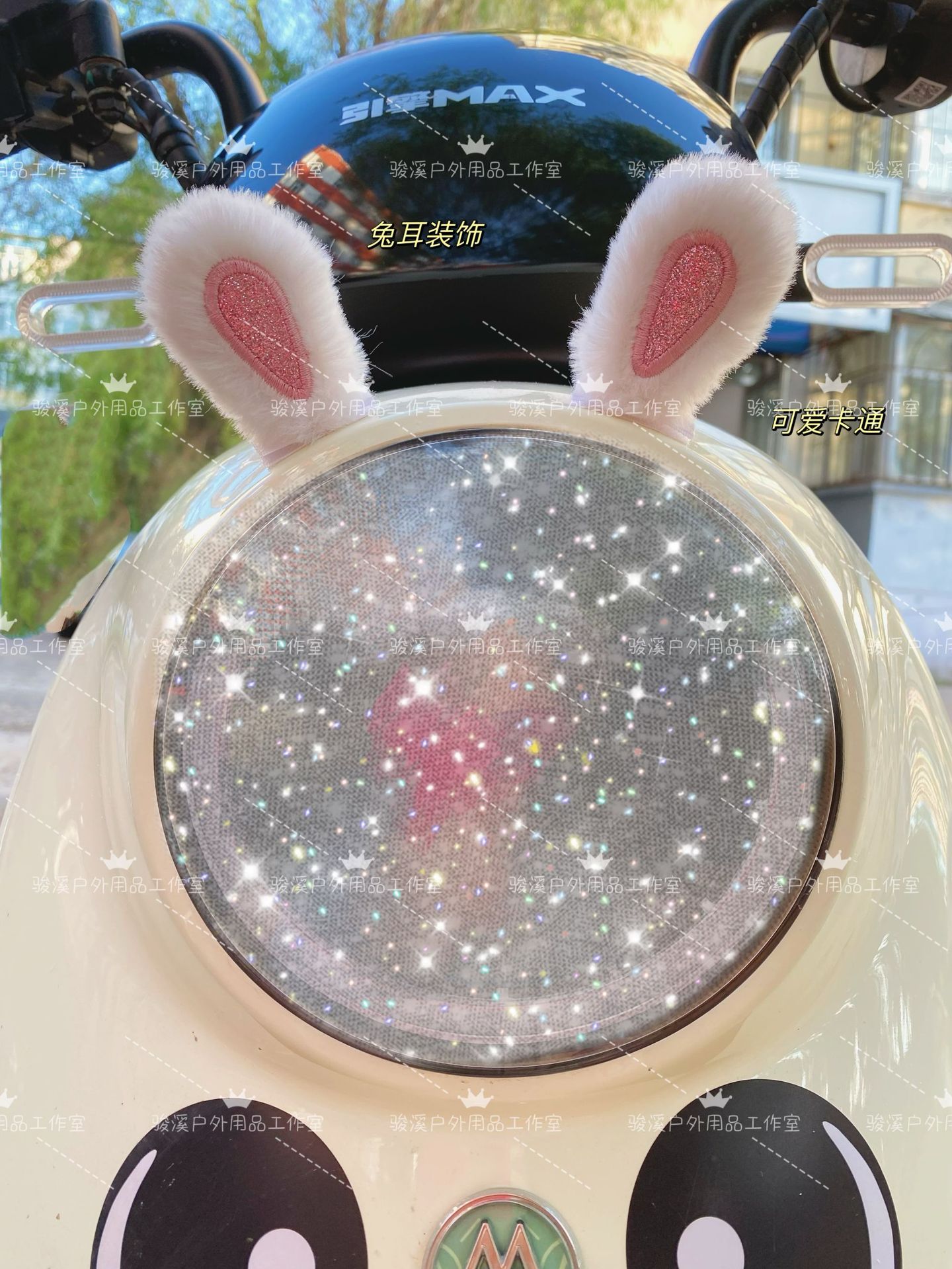 헬멧이없는 흰 토끼 귀 쌍