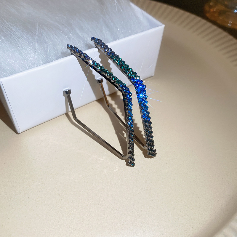 Pendientes redondos con aguja de plata retro estilo de Hong Kong goteo de aceite Pendientes de temperamento de nicho Pendientes de sentido avanzado femenino de verano ligero de moda