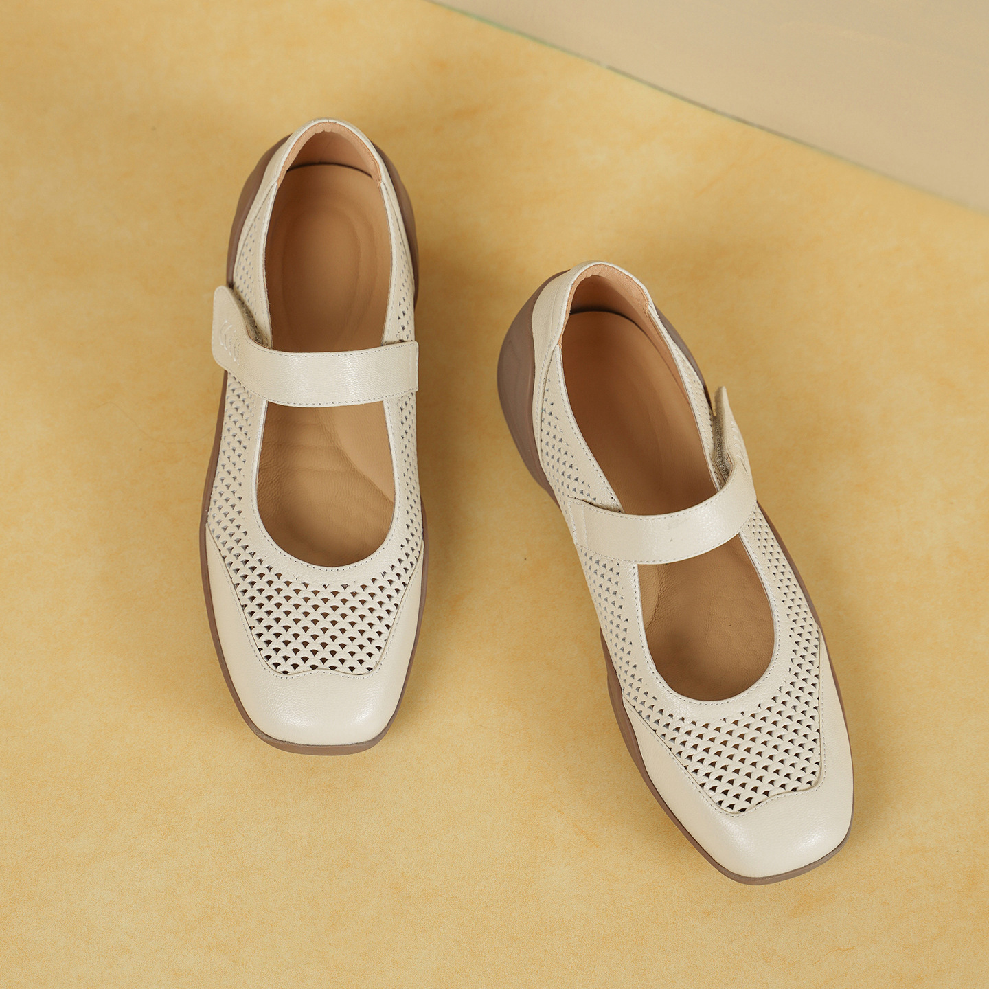 Giày sneaker nữ đế dày da cừu quai ngang lỗ rỗng — màu trắng ngà