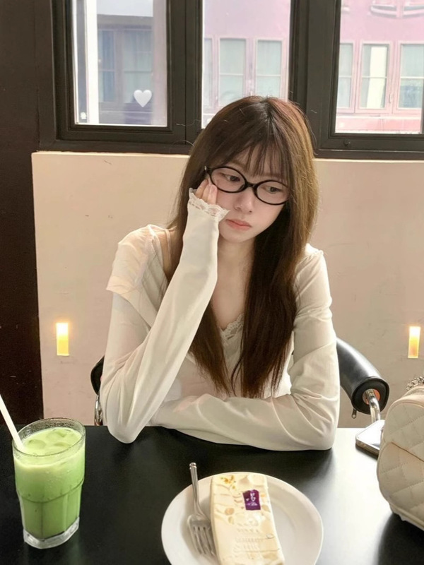 【自宅工場現物】長袖tシャツ女性の早秋デザイン感レースの偽二枚の帽子付き上着|undefined