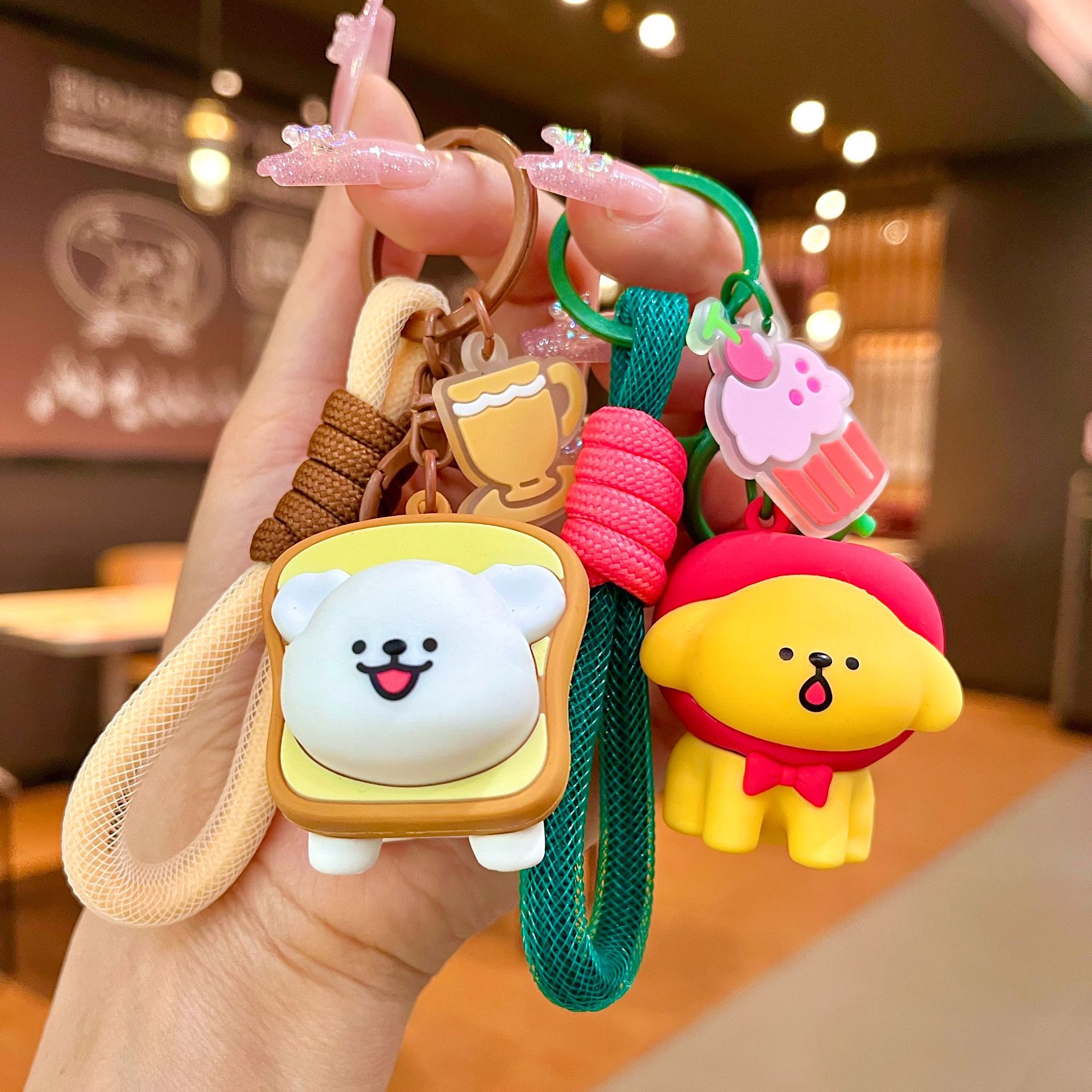 Línea de fábrica de llaveros perros en línea al por mayor postre popular cabeza cubierta de llaves de automóvil muñeca pequeña decoración de regalo