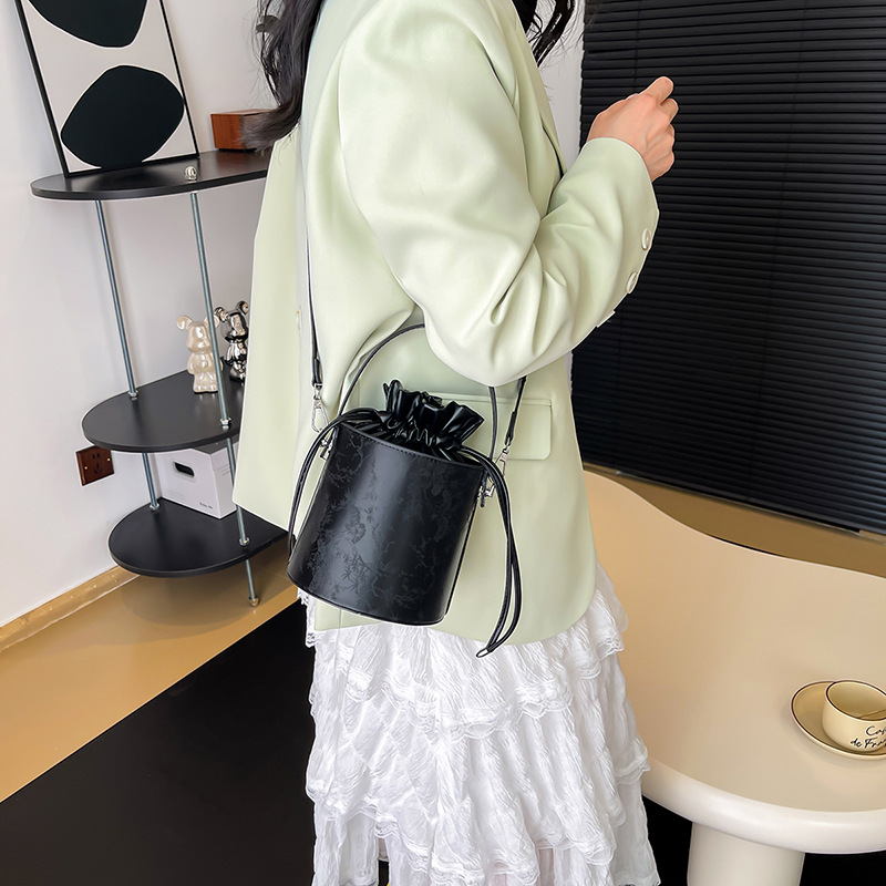 New Chinese style niche design with drawstring cyder crossbody 2024 new trendy and versatile casual small bag_voghion.com