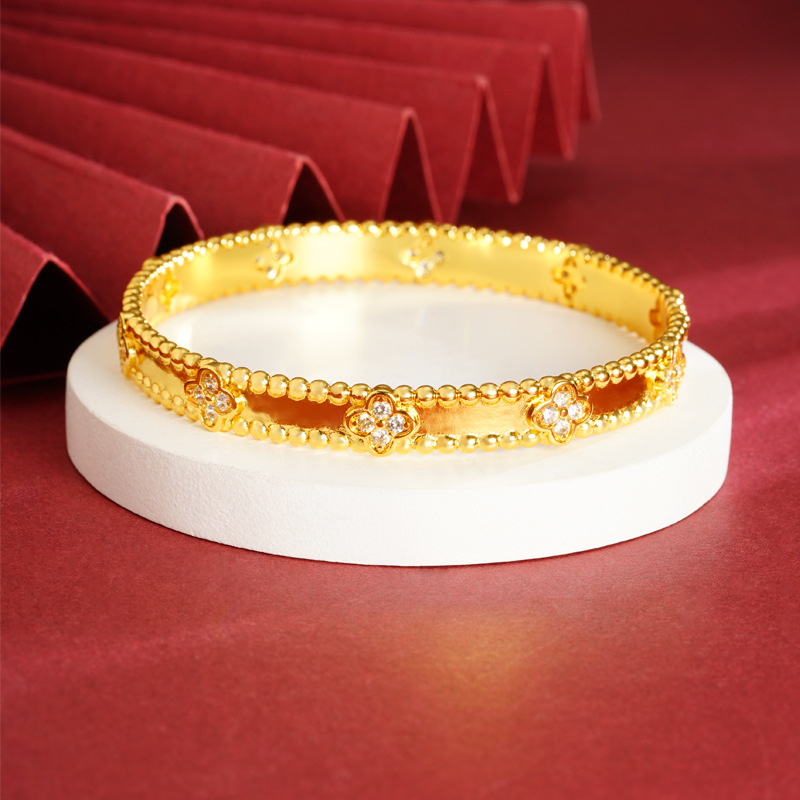 Antiguo oro de arena vietnamita simple micro fijación de hebilla pulsera de cuatro hojas de moda ligera lujosa mujer no se desvanece joyas
