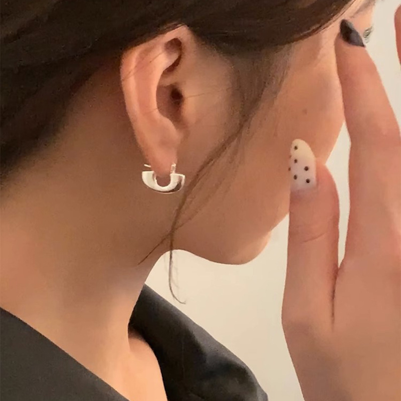 Korean style simple style s925 sterling silver niche U-shaped earrings for women 2023 New ins fashion personalized cold style ear buckle