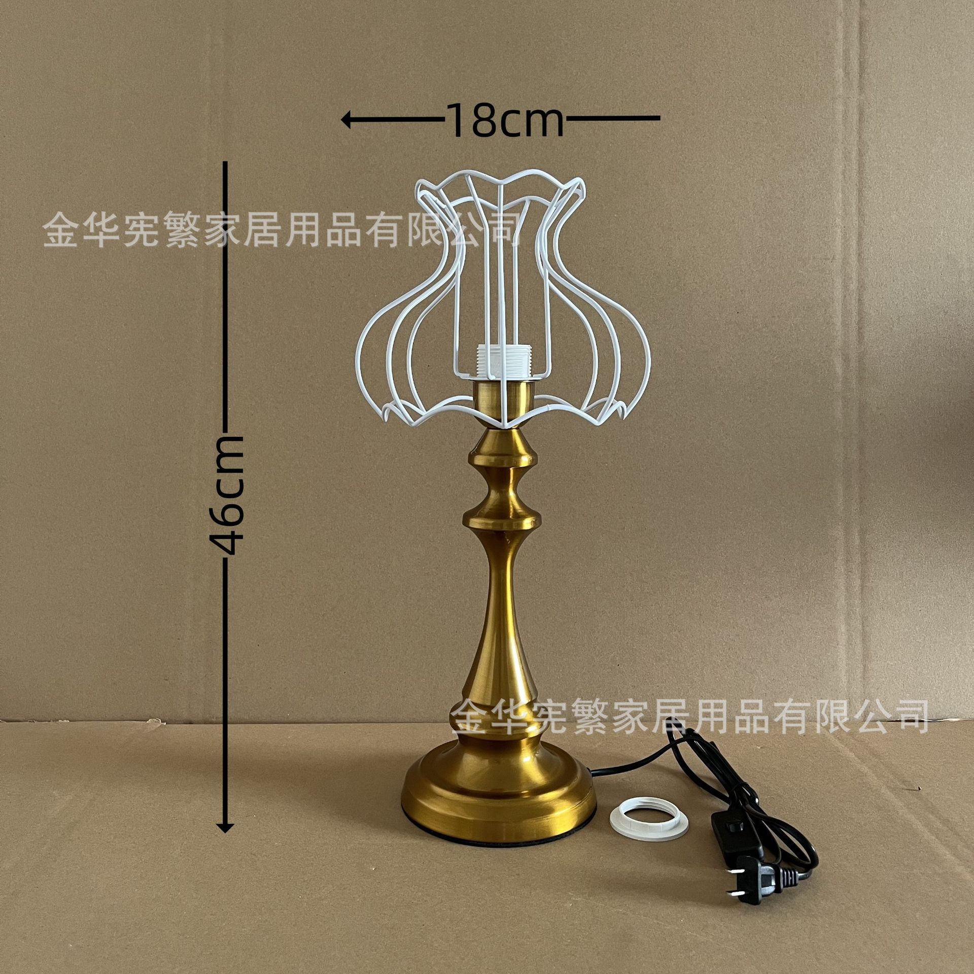 Xiaohongshu recomienda la combinación de marco de hierro con base de metal grande de cobre antiguo dorado E27 con lámpara de mesa retro casera de bricolaje