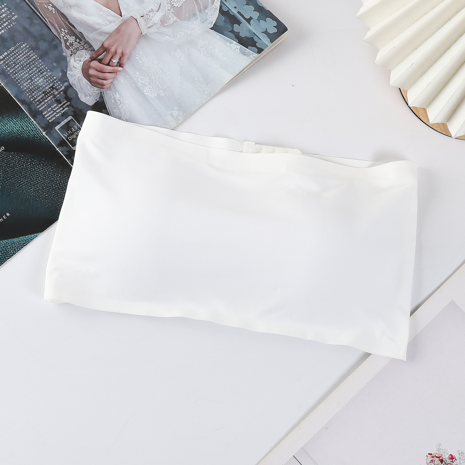 Suministro directo de fábrica de seda de hielo sin costuras de cuatro breasted sujetador sin tirantes de una palabra pecho con almohadilla de pecho anti-exposición tubo superior para las mujeres